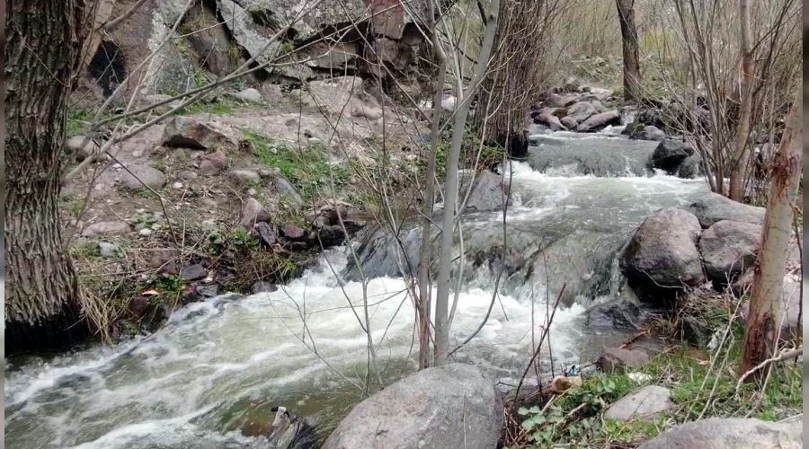 Erciyes'in kar� eridi K�rlang�� Vadisi co�tu