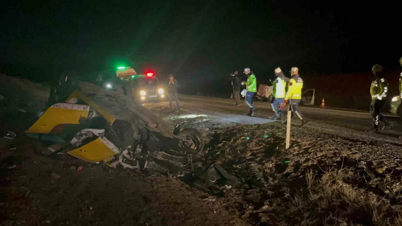 Eskişehir'de iki araç kafa kafaya çarpıştı: 1 ölü, 5 yaralı