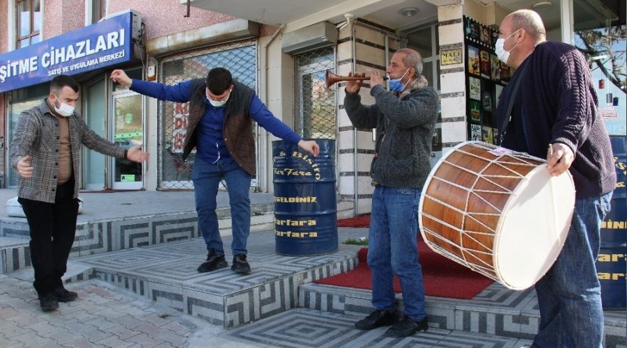 Esnaf, normalle�meyi davul ve zurna ile kutlad�