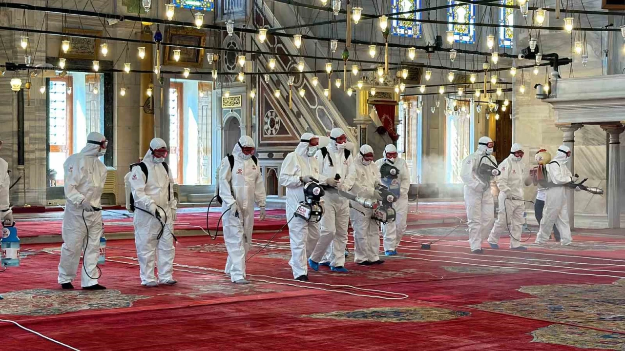 Fatih Camii'nde bayram temizli�i
