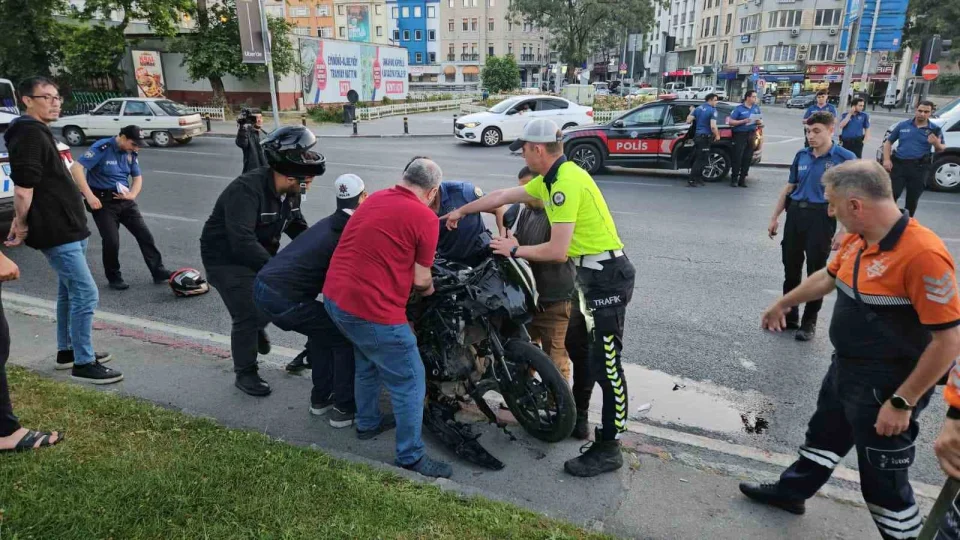 Fatih'te 3 motosiklet birbirine girdi: 1'i a��r 5 yaral�