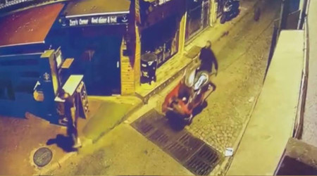 Fatih'te el arabasıyla motosiklet çaldılar