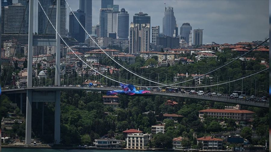 Finalistlerin bayrakları köprüye asıldı