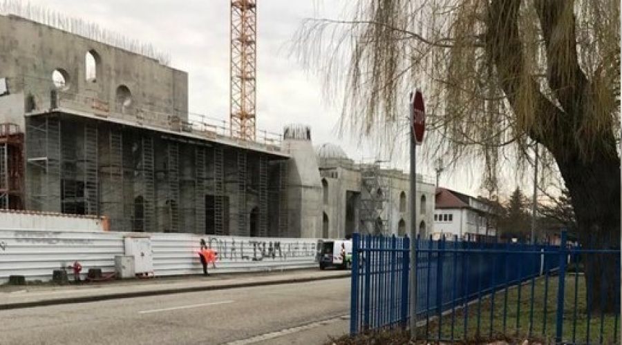 Fransa'da cami in�aat�na �rk�� sald�r�