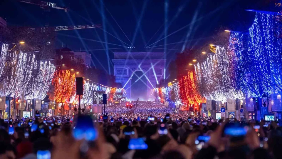 Fransa'da yeni y�l �st d�zey g�venlik �nlemleri alt�nda kutland�