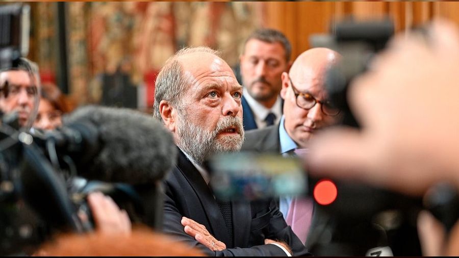 Frans�z Bakan'dan kad�n muhabirlere �irkin soru