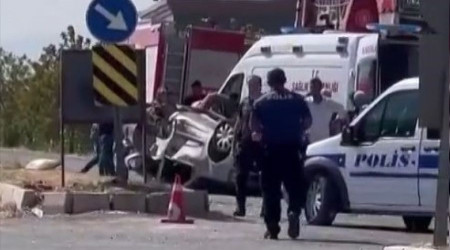 Gaziantep'te 2 araç kafa kafaya çarpıştı