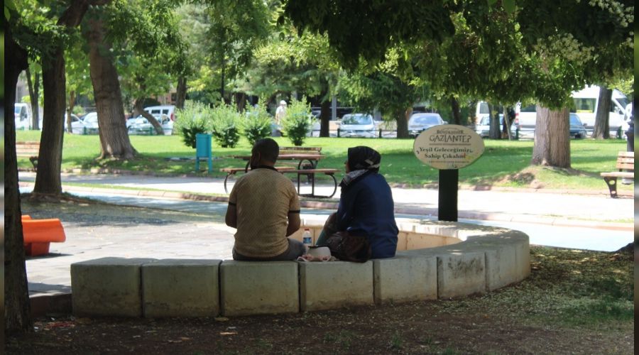 Gaziantep'te s�caktan bunalanlar parklara ko�tu