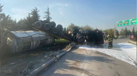 Gebze'de kimyasal madde yüklü tanker devrildi