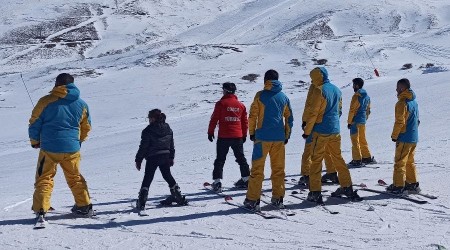 Genç yükümlülerle temel kayak eğitimi