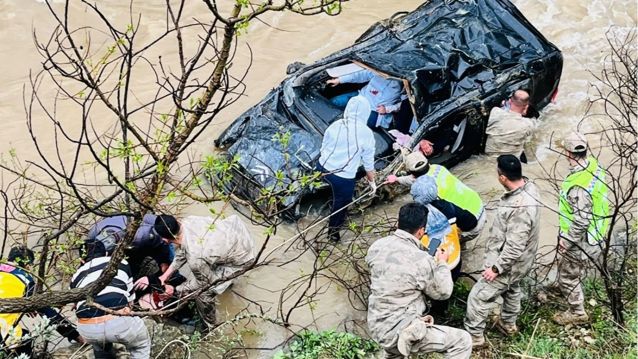 G�m��hane'de otomobil dereye u�tu: 1 �ocuk �ld�