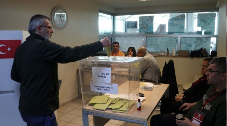 Gurbetçiler sınırda oy kullanıyor