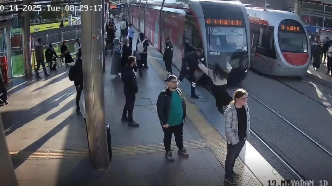 Güvenlik görevlisi genç kızı tramvayın altında kalmaktan son anda kurtardı