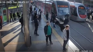 Gvenlik grevlisi gen kz tramvayn altnda kalmaktan son anda kurtard