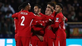 Hakan alhanolu 100. kez milli formay giydi