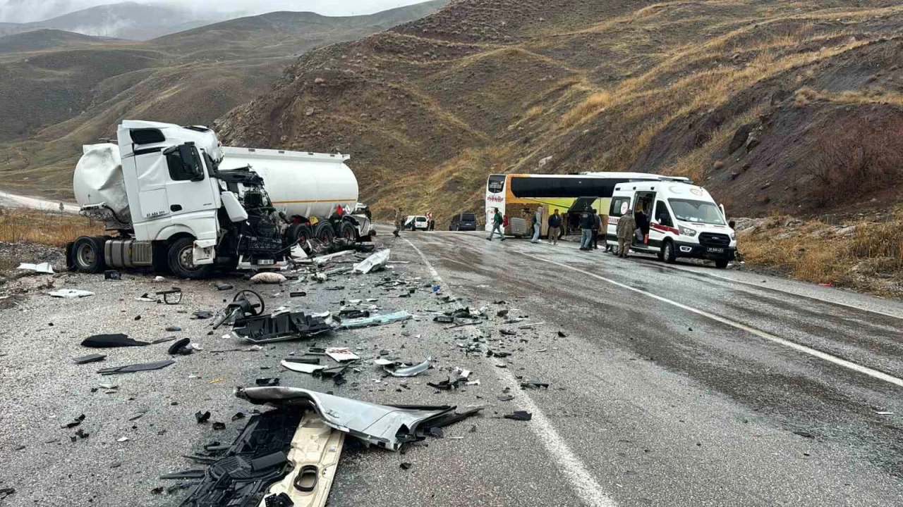 Hakkari'de otobüsle tanker çarpıştı: 8 yaralı