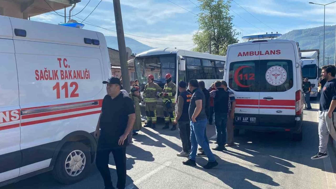 Halk otobüsü direğe çarptı 12 yaralı