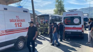 Halk otobüsü direğe çarptı 12 yaralı