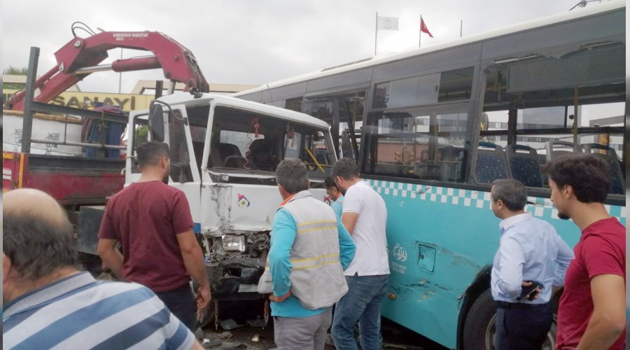 Halk otob�s�ne vin� �arpt�: 9 yaral� 