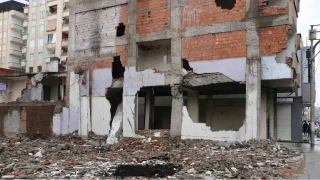 Hasarlı bina uyuşturucu yuvası oldu