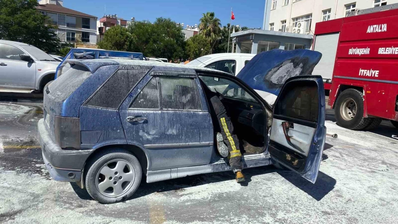 Hastane otoparknda park halindeki otomobil yand