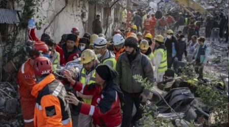 Hatay'da bir kadn ve iki ocuk 228. saatte kurtarld
