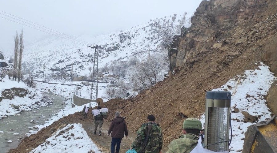 Heyelan 27 köye ulaşımı kapattı
