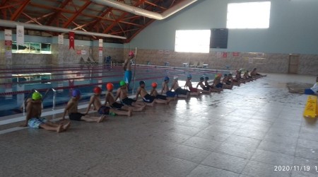Hizanlı öğrenciler ilk defa yüzme havuzuyla tanıştı