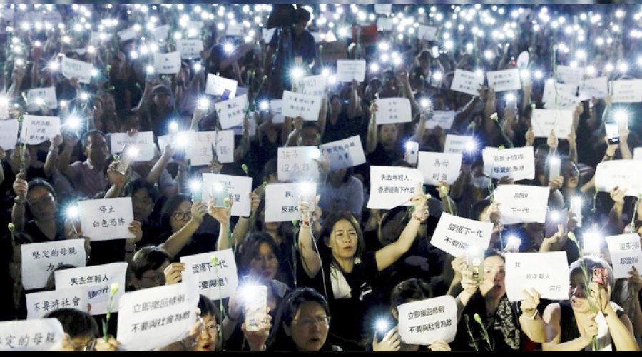 Hong Kong'dan geri adım