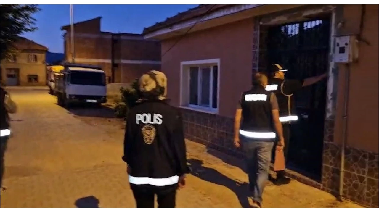 I�d�r merkezli doland�r�c�l�k operasyonu: 4 g�zalt�