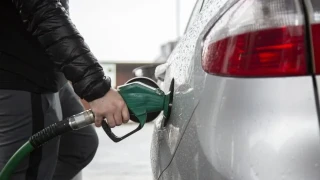 İngiltere'de dizelin litre fiyatı 1,99 sterlini aşarak tüm zamanların en yüksek seviyesine çıktı