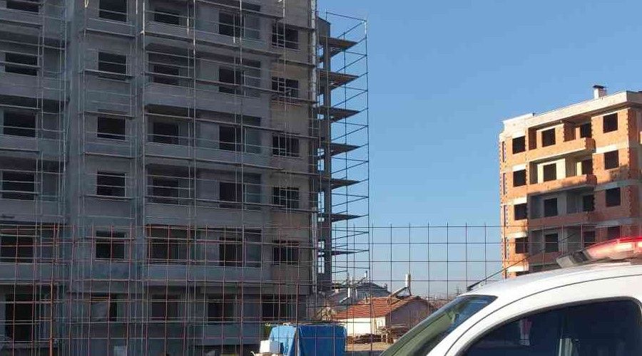 �n�aatta asans�r bo�lu�una d��en bek�i hayat�n� kaybetti