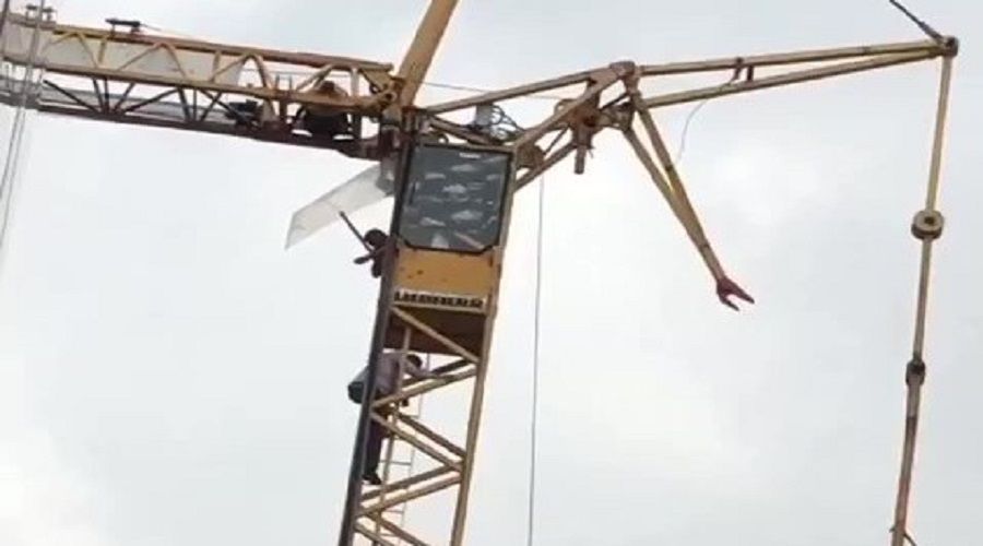 İntihar için inşaatın vincine çıktı