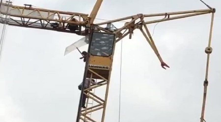 İntihar için inşaatın vincine çıktı