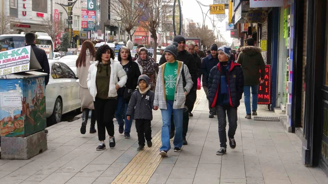 İranlı turistler 4 günlük tatilde Van'a akın etti