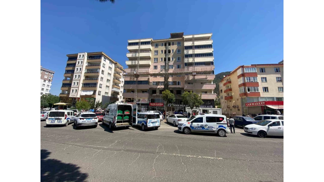 İskele kırıldı, işçiler yere çakıldı: 2 ölü, 1 yaralı
