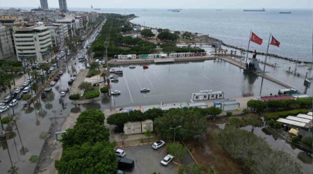 İskenderun'da sahil şeridi yine su altında kaldı