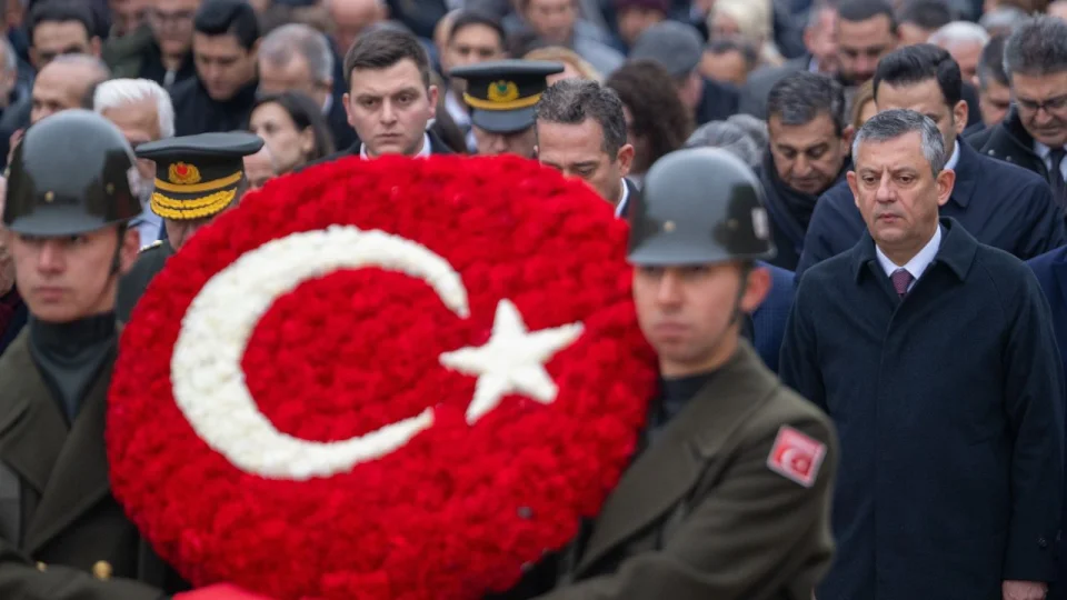 �smet �n�n�, mezar� ba��nda an�ld�