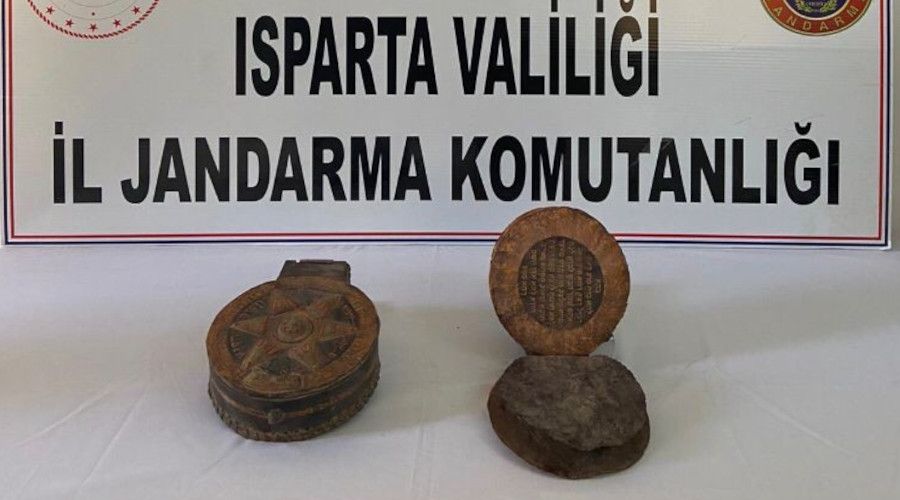 Isparta'da ceylan derisine İbranice yazılı 1500 yıllık Tevrat ele geçirildi