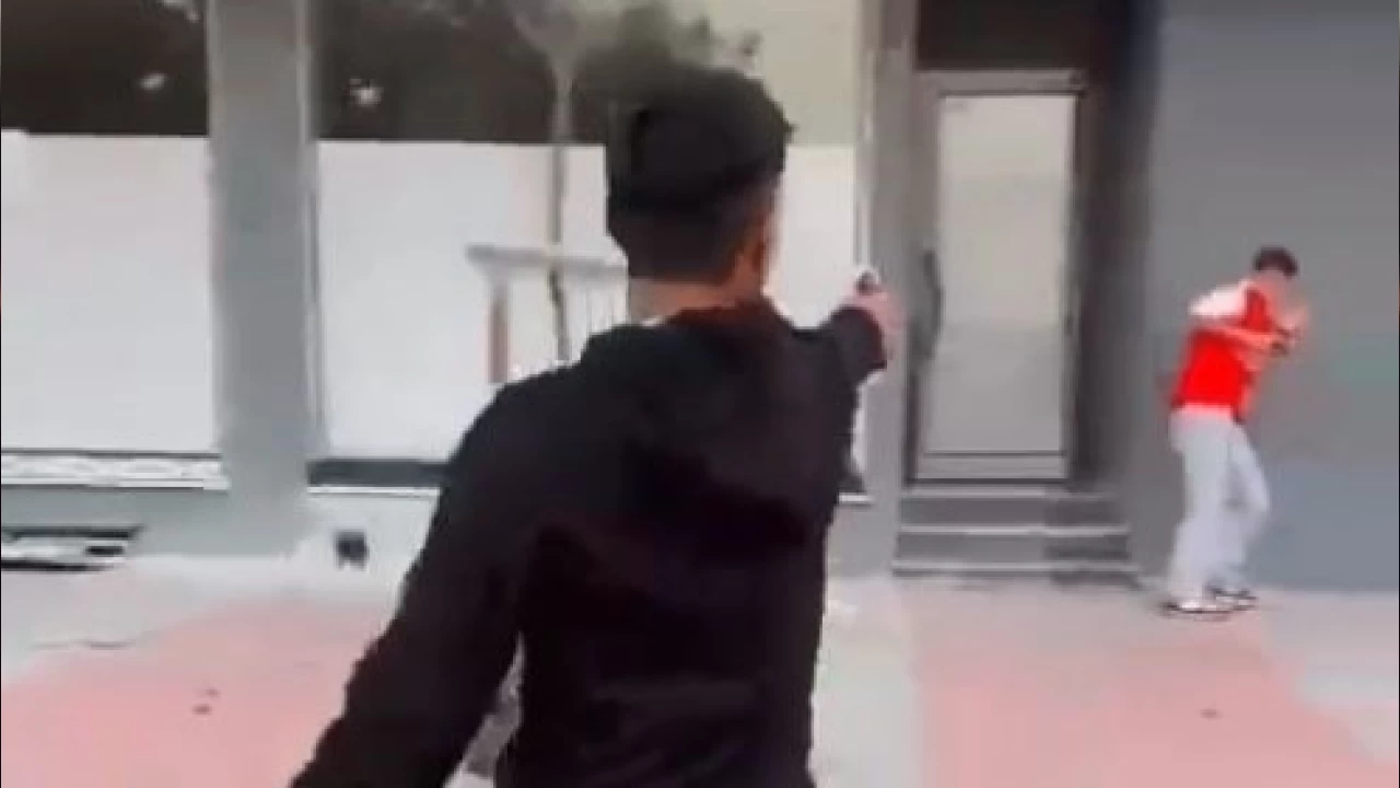 İstanbul'da iki çocuk birbirine ateş edip sosyal medyada paylaştı