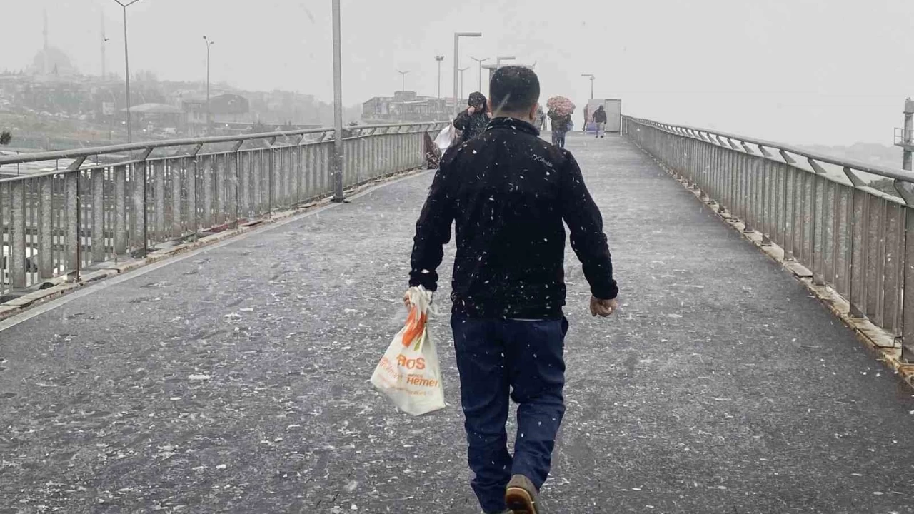 �stanbul'da kar etkili oluyor