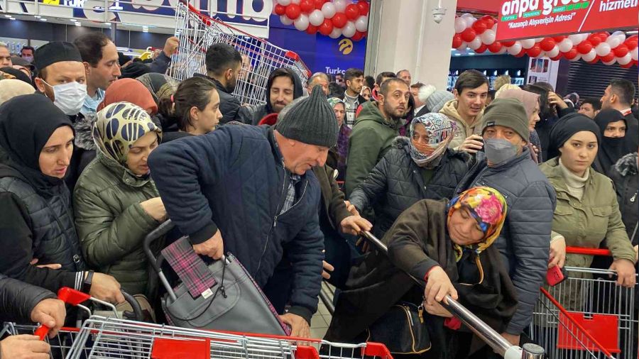 İstanbul'da market açılışında 'indirim' izdihamı