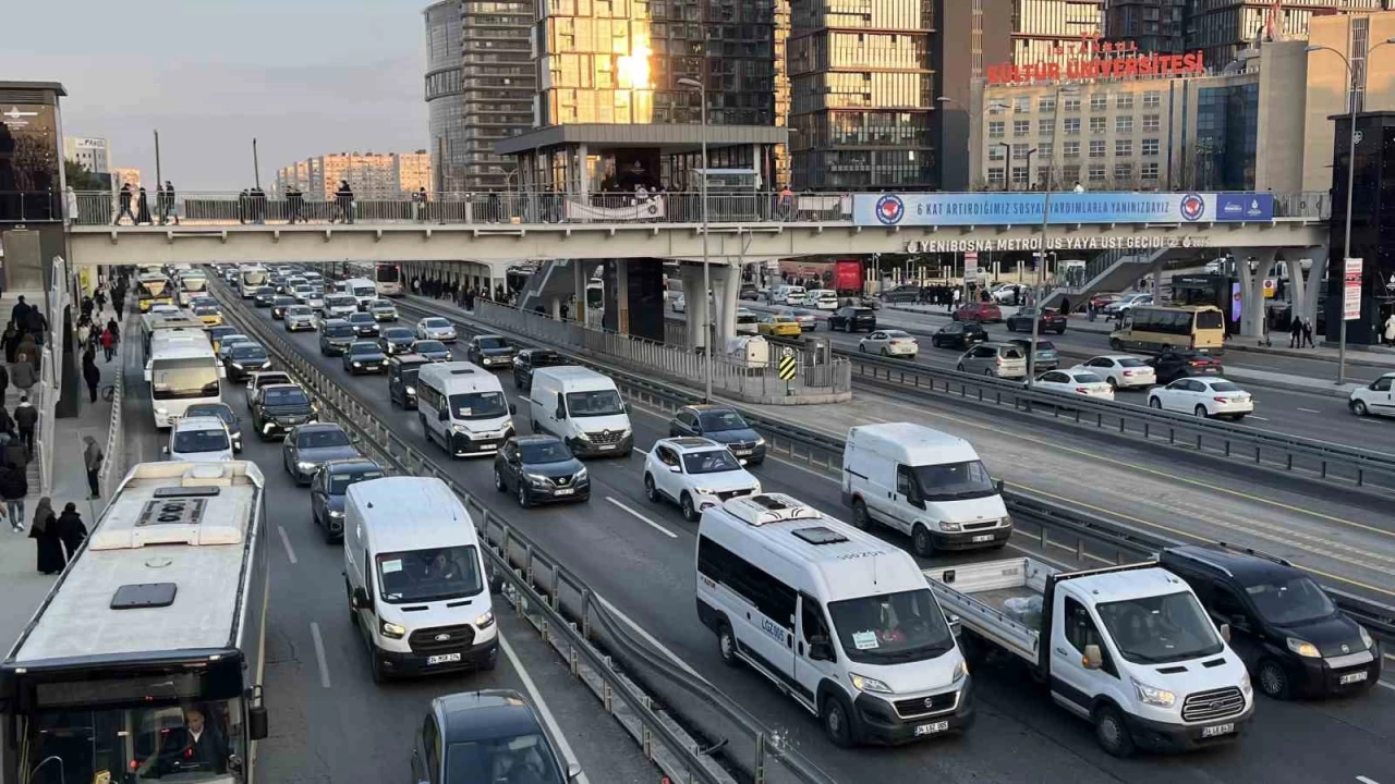 �stanbul'da trafik yo�unlu�u y�zde 80'e ula�t�