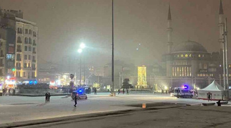 İstiklal Caddesi ve Taksim'de kar yağışı etkili oldu