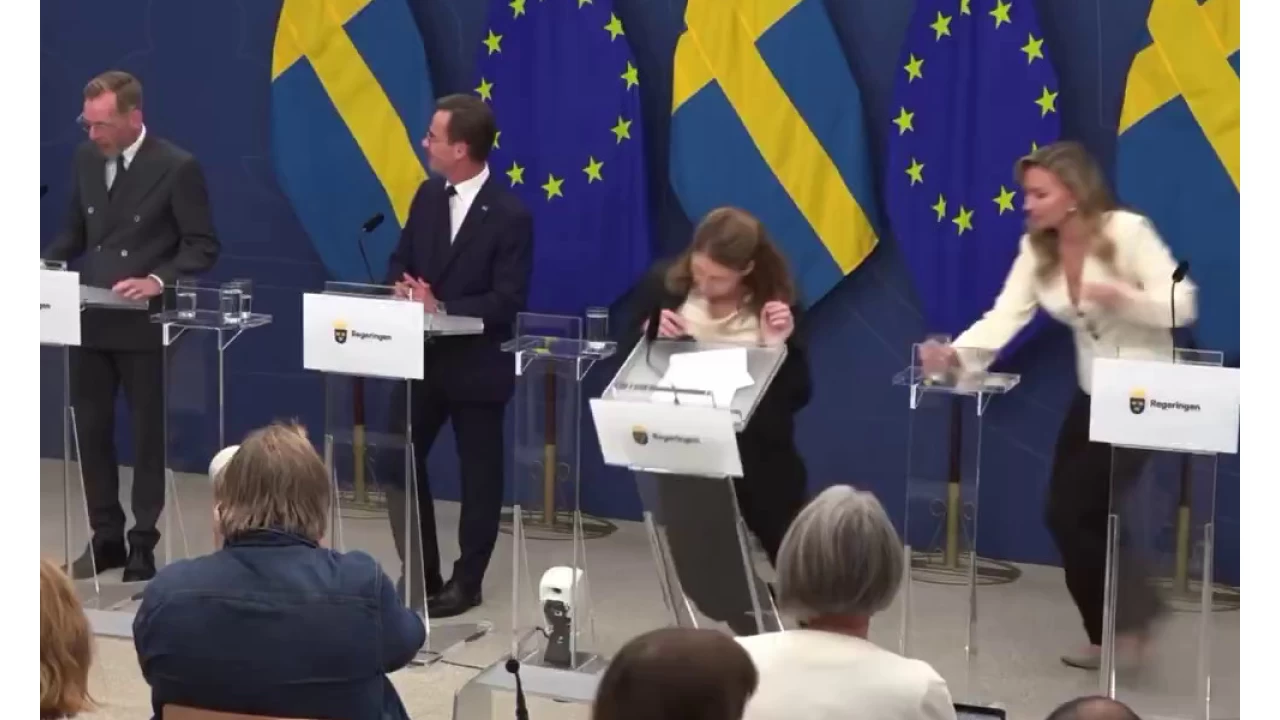  �sve� Sa�l�k Bakan� bas�n toplant�s� s�ras�nda fenala�t�
