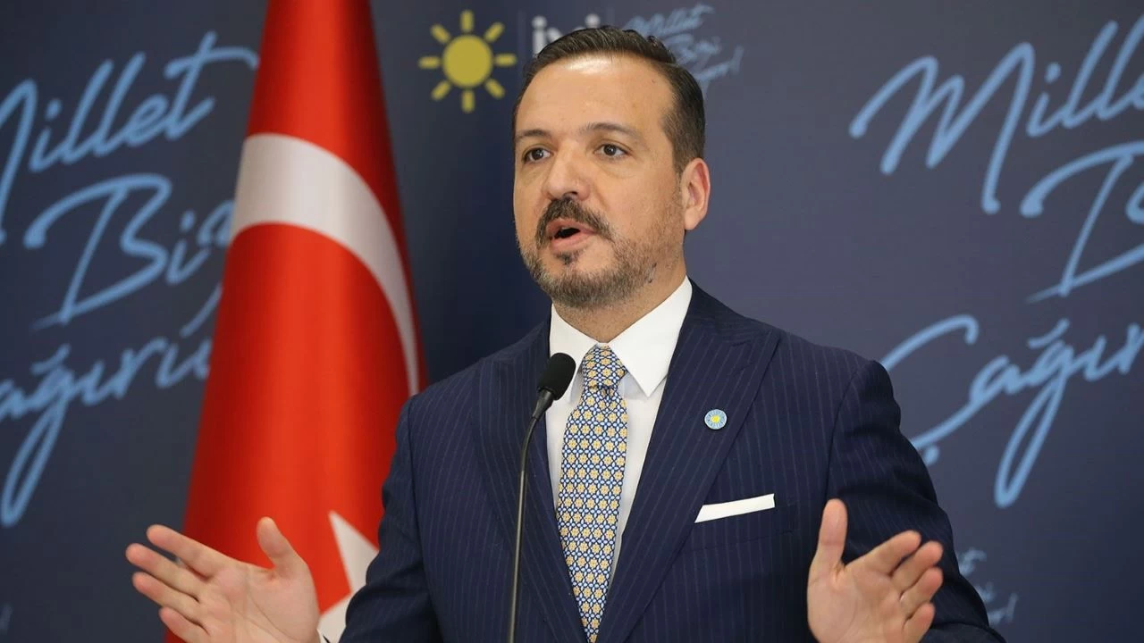 İYİ Parti'de afiş krizi