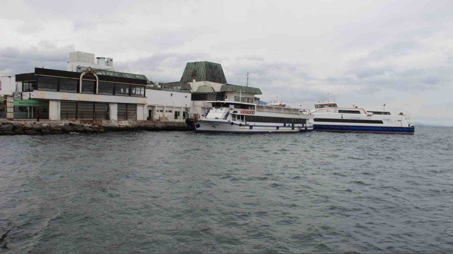 İzmir'de deniz ulaşımına fırtına engeli