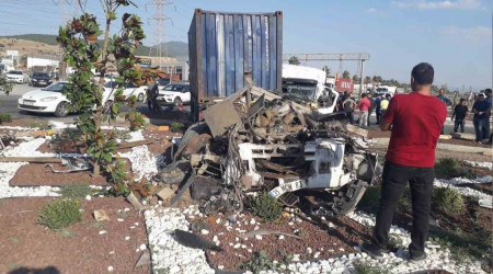 İzmir'de iki tır çarpıştı