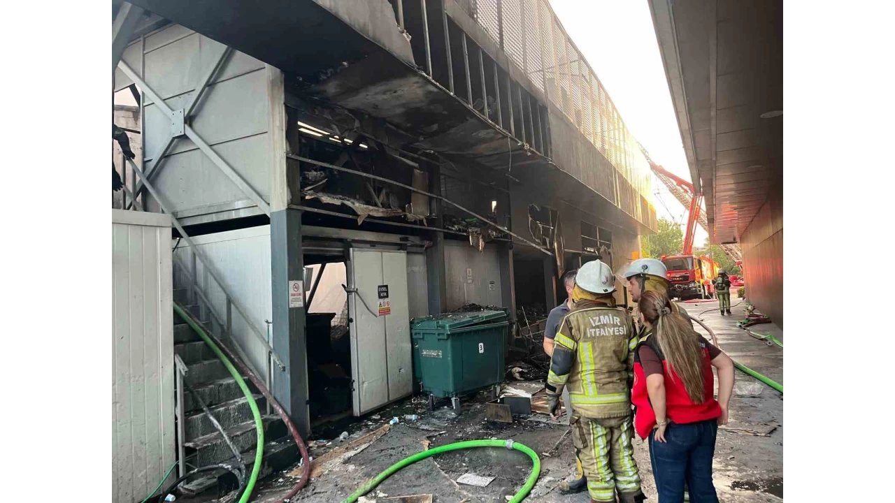 İzmir'de inşaat deposundaki yangın kontrol altına alındı