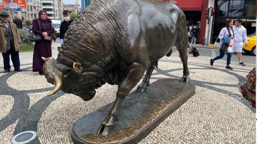 Kadıköy'de restorasyonu tamamlanan boğa heykeli açıldı